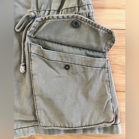 Vest - olive green, with four button pockets - great condition cargo style - Picture 2 of 6